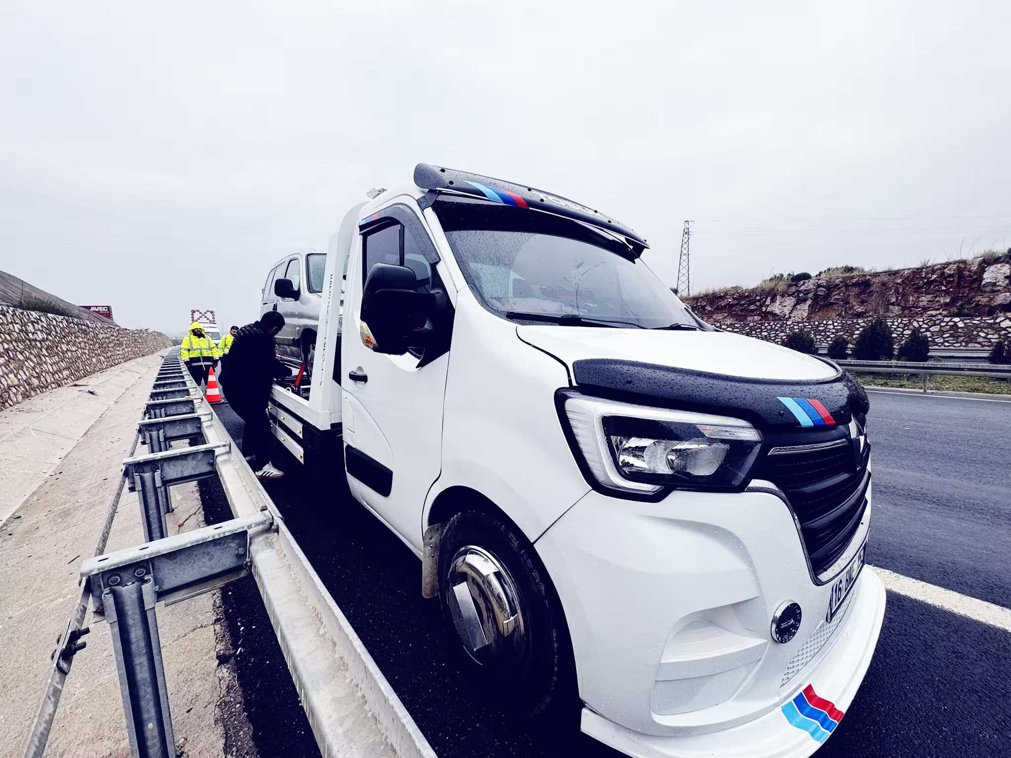 Oto çekici hizmeti sunan Tsn Oto Çekici aracı - Gemlik oto çekici